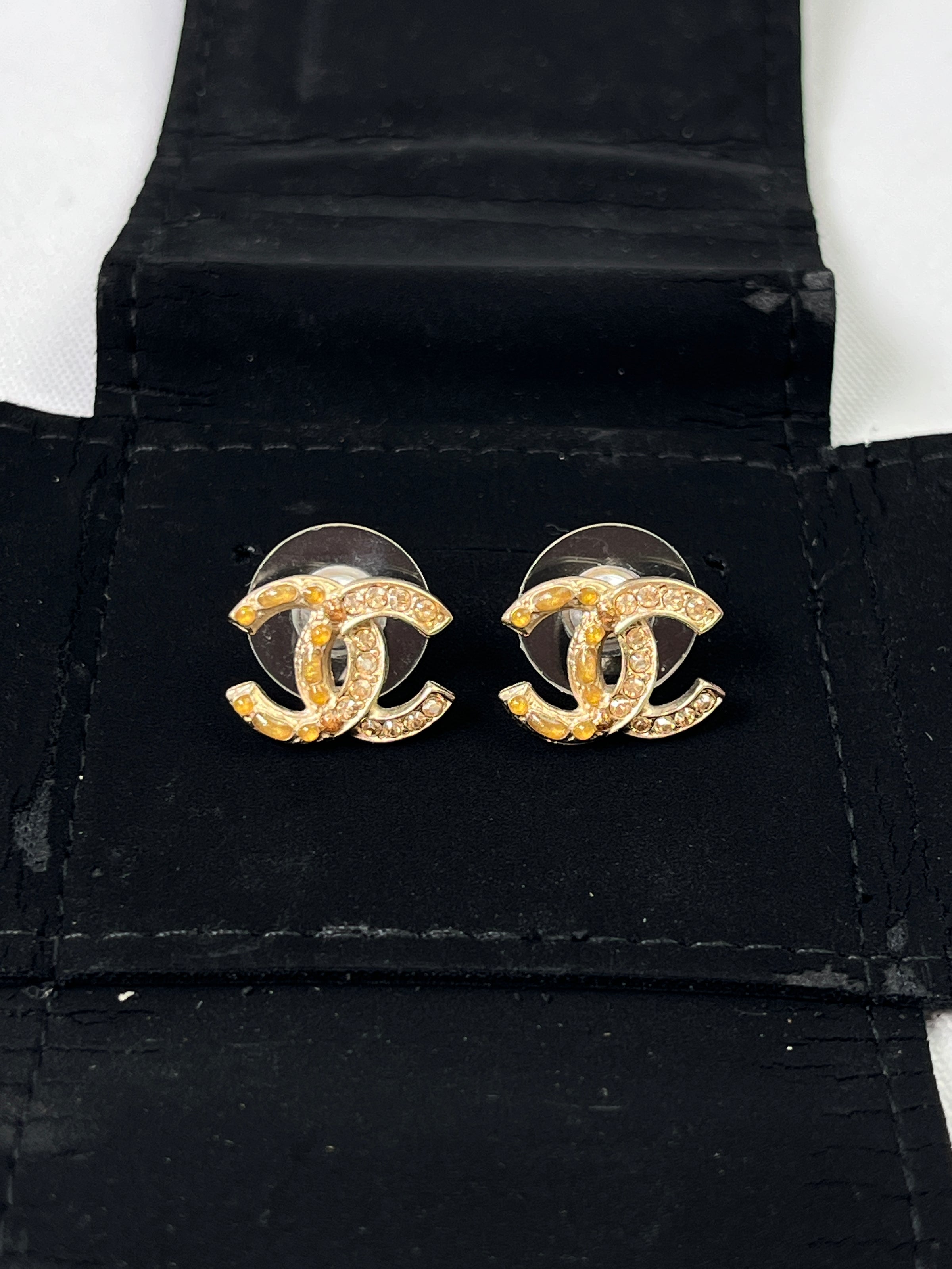 CHANEL - RESIN INLAY CC STUD EARRINGS – RE.LUXE AU