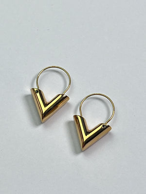 LOUIS VUITTON - ESSENTIAL V HOOPS IN GOLD TONE
