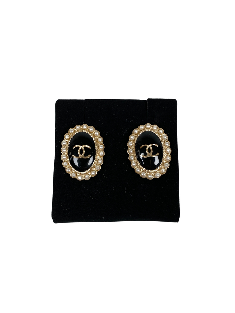 CHANEL - BLACK & GOLD CC OVAL FAUX PEARL ENCIRCLED STUD EARRINGS