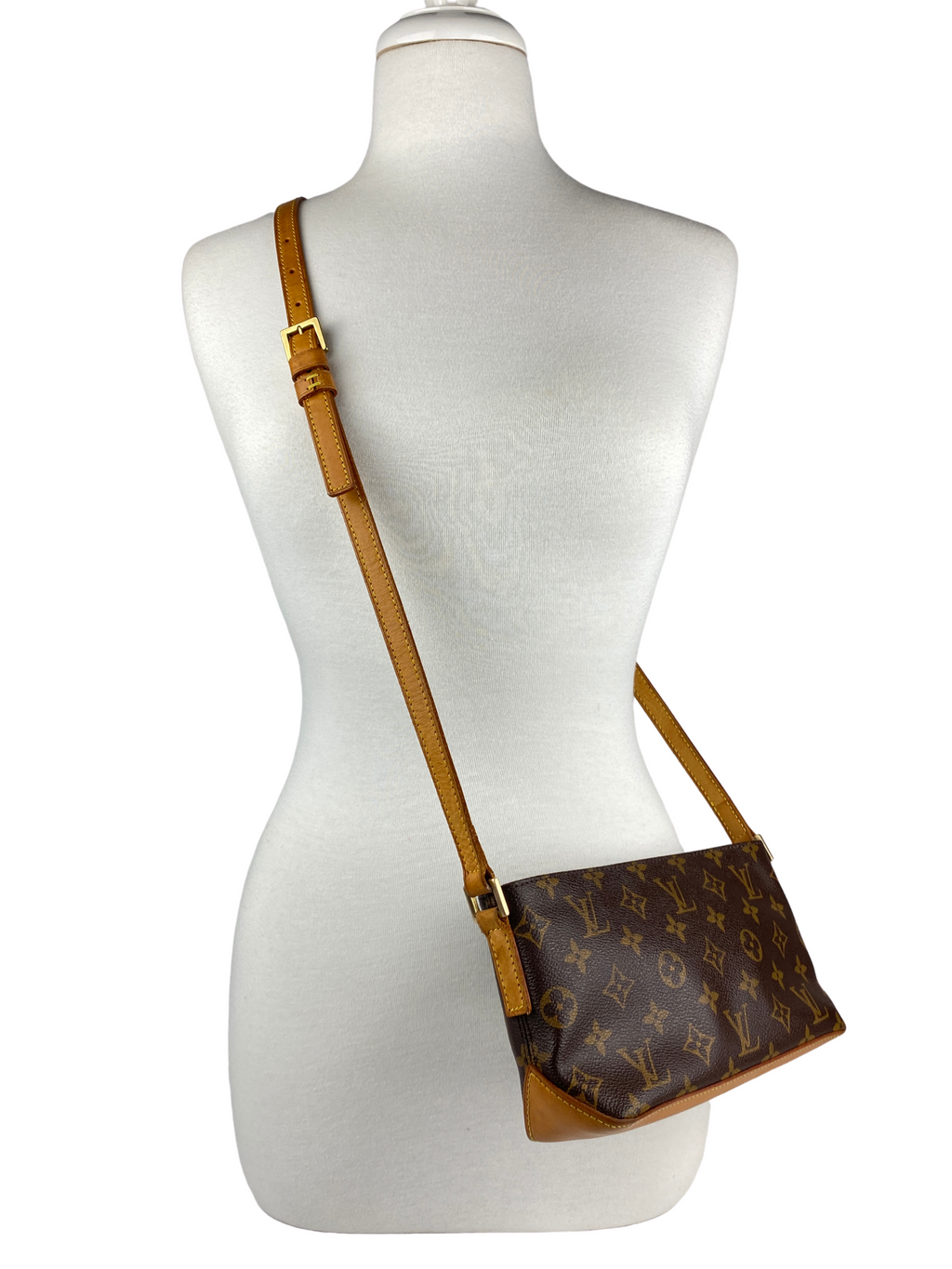 LOUIS VUITTON - TROTTEUR CROSS BODY BAG MONOGRAM CANVAS