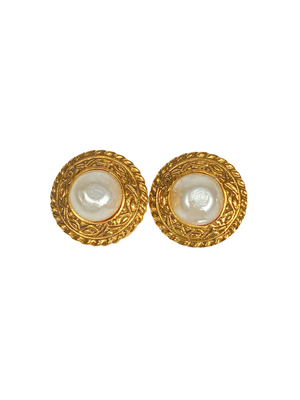 CHANEL - FAUX PEARL AND GOLD ROUND CLIP ON EARRINGS - VINTAGE