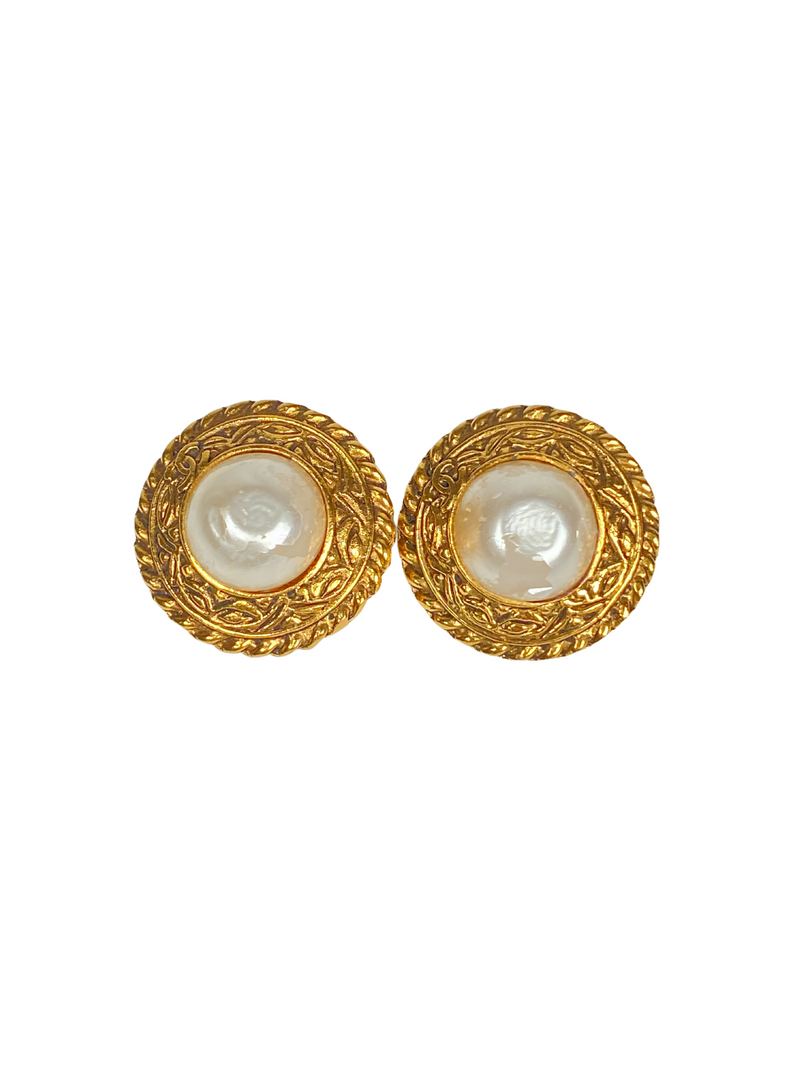 CHANEL - FAUX PEARL AND GOLD ROUND CLIP ON EARRINGS - VINTAGE