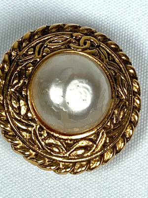 CHANEL - FAUX PEARL AND GOLD ROUND CLIP ON EARRINGS - VINTAGE