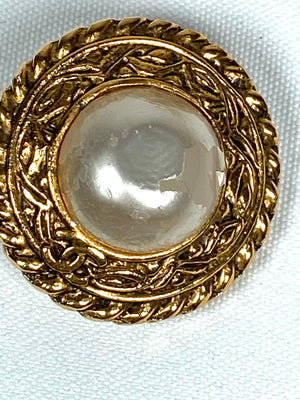 CHANEL - FAUX PEARL AND GOLD ROUND CLIP ON EARRINGS - VINTAGE