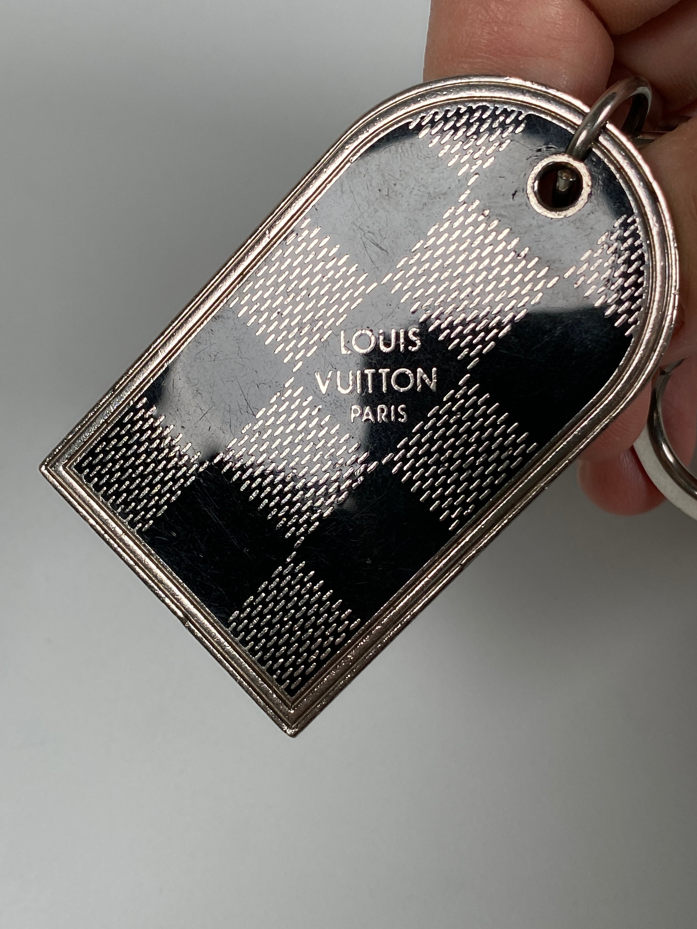 LOUIS VUITTON- Metal Luggage Tag Key Holder Silver/Key Ring. CONDITION:  Like NEW - FULL BOX - PRICE: R8500 @_ygs.luxury.preloved_