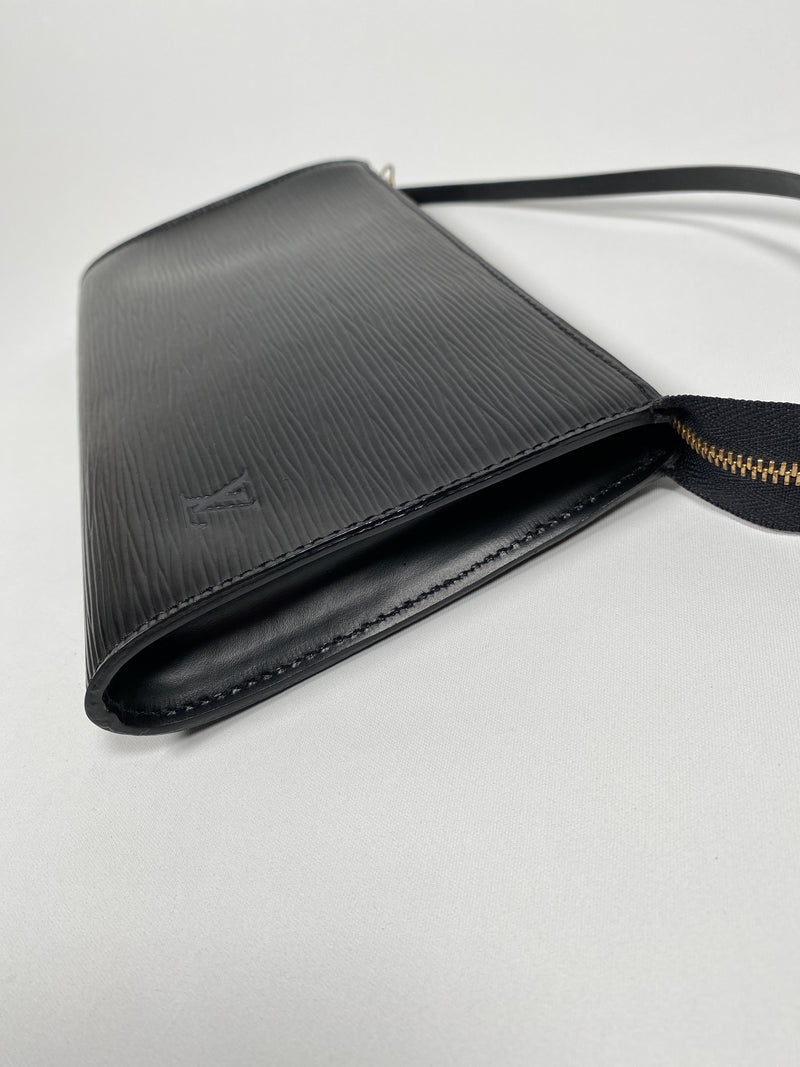 LOUIS VUITTON - POCHETTE ACCESSORIES IN NOIR EPI LEATHER