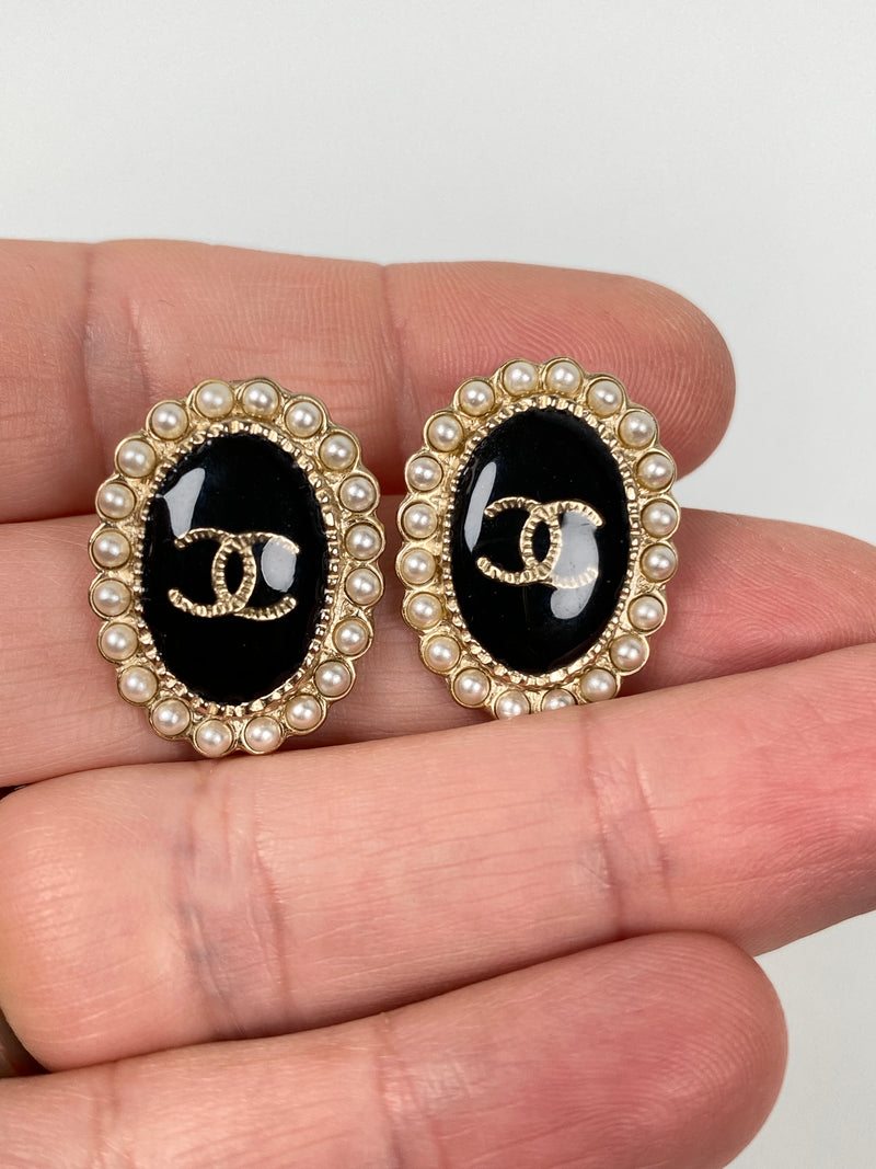 CHANEL - BLACK & GOLD CC OVAL FAUX PEARL ENCIRCLED STUD EARRINGS