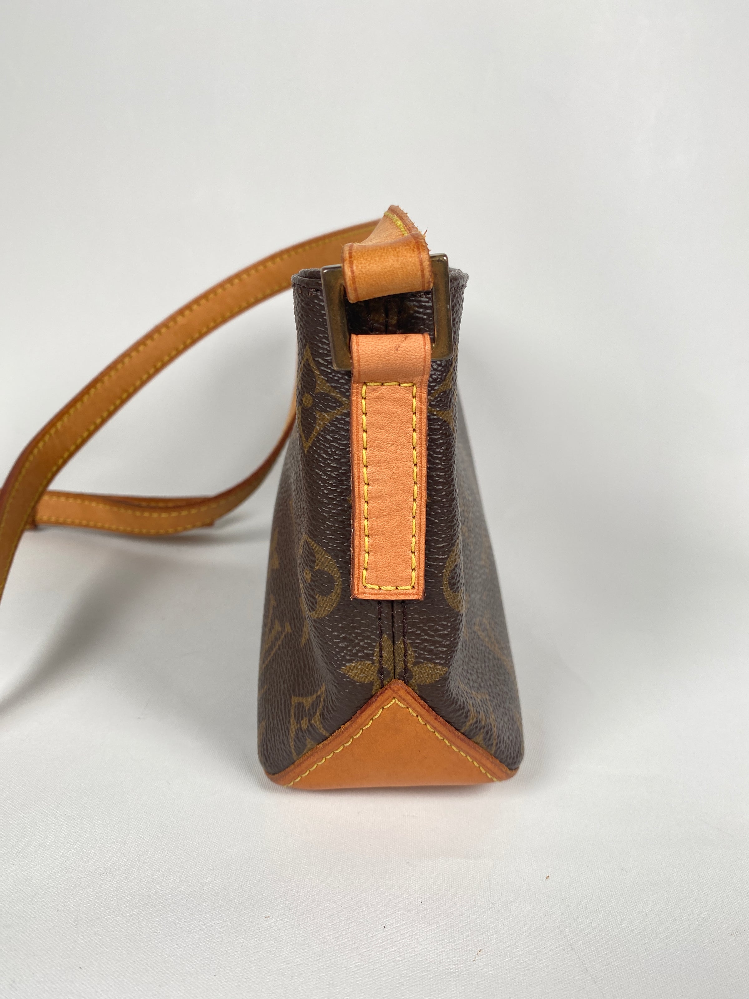 LOUIS VUITTON - TROTTEUR CROSS BODY BAG MONOGRAM CANVAS – RE.LUXE AU