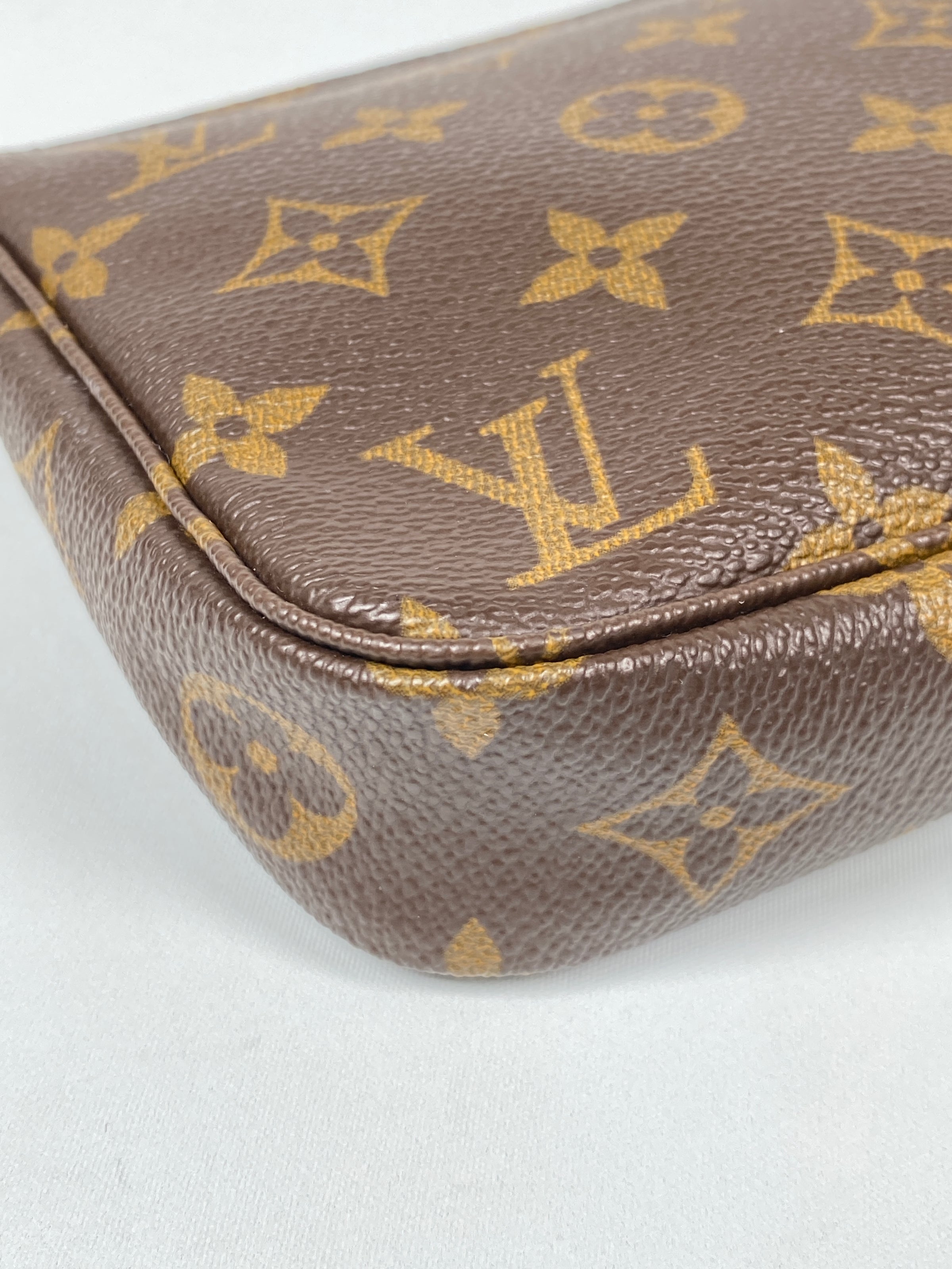 LOUIS VUITTON - POCHETTE ACCESSORIES MONOGRAM HANDBAG – RE.LUXE AU