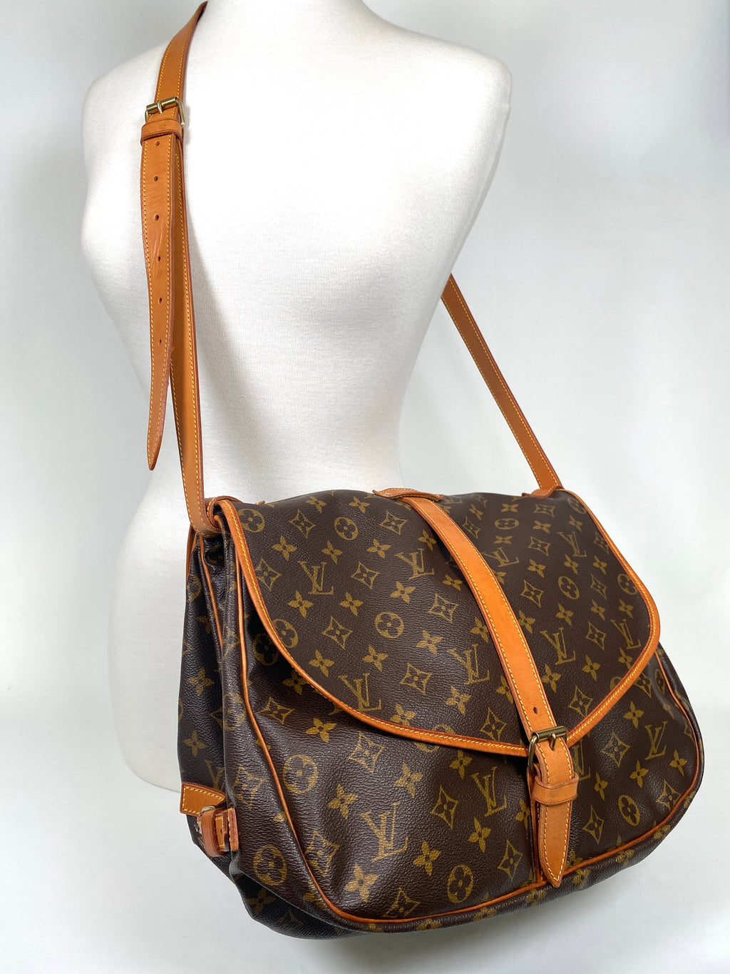 LOUIS VUITTON - MONOGRAM CANVAS SAUMUR 35 BAG - YR 1997