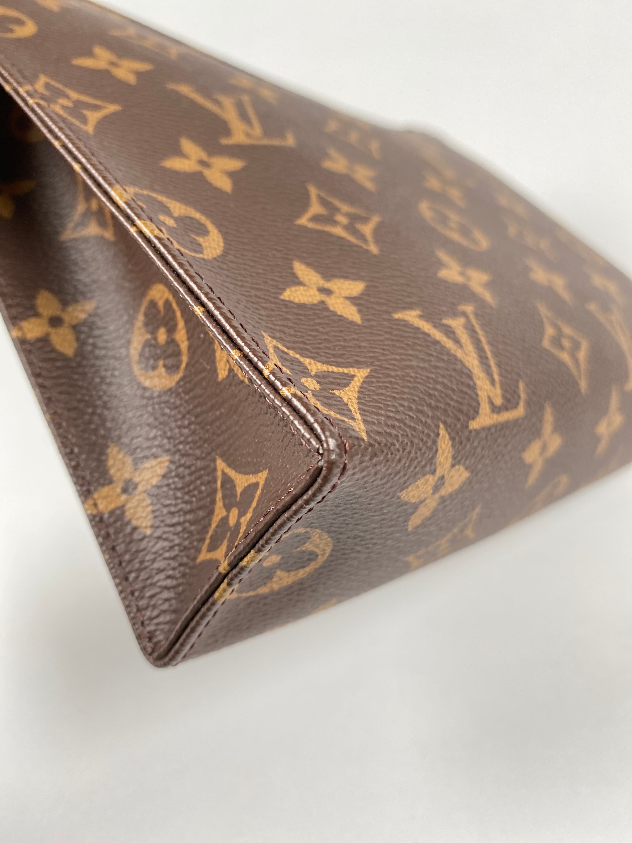 LOUIS VUITTON Vintage Monogram Toiletry Pouch 26 – Collections Couture