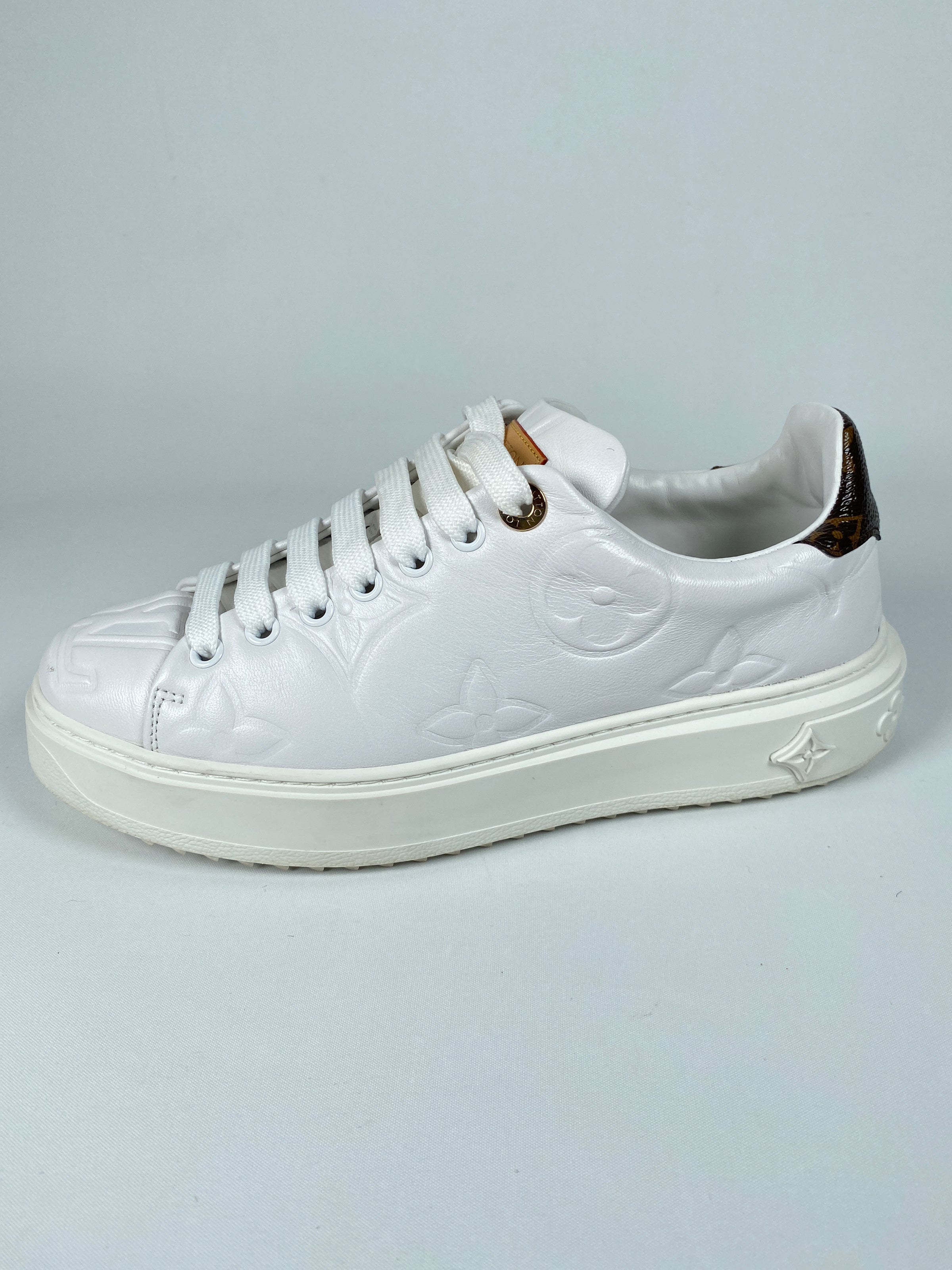 Louis Vuitton Time Out Sneaker IVORY. Size 38.0