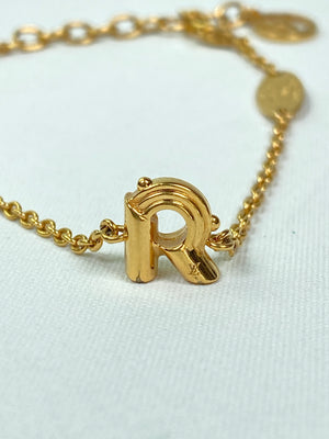 LOUIS VUITTON - LV & ME GOLD TONE BRACELET, LETTER R