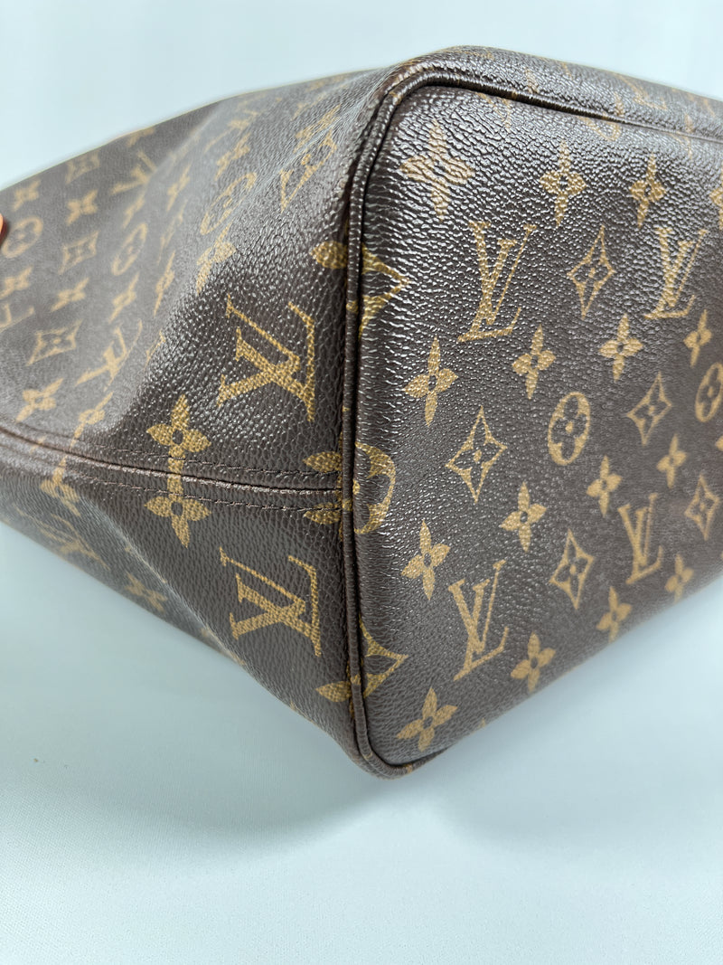 LOUIS VUITTON - NEVERFULL MM TOTE IN MONOGRAM WITH BEIGE INTERIOR