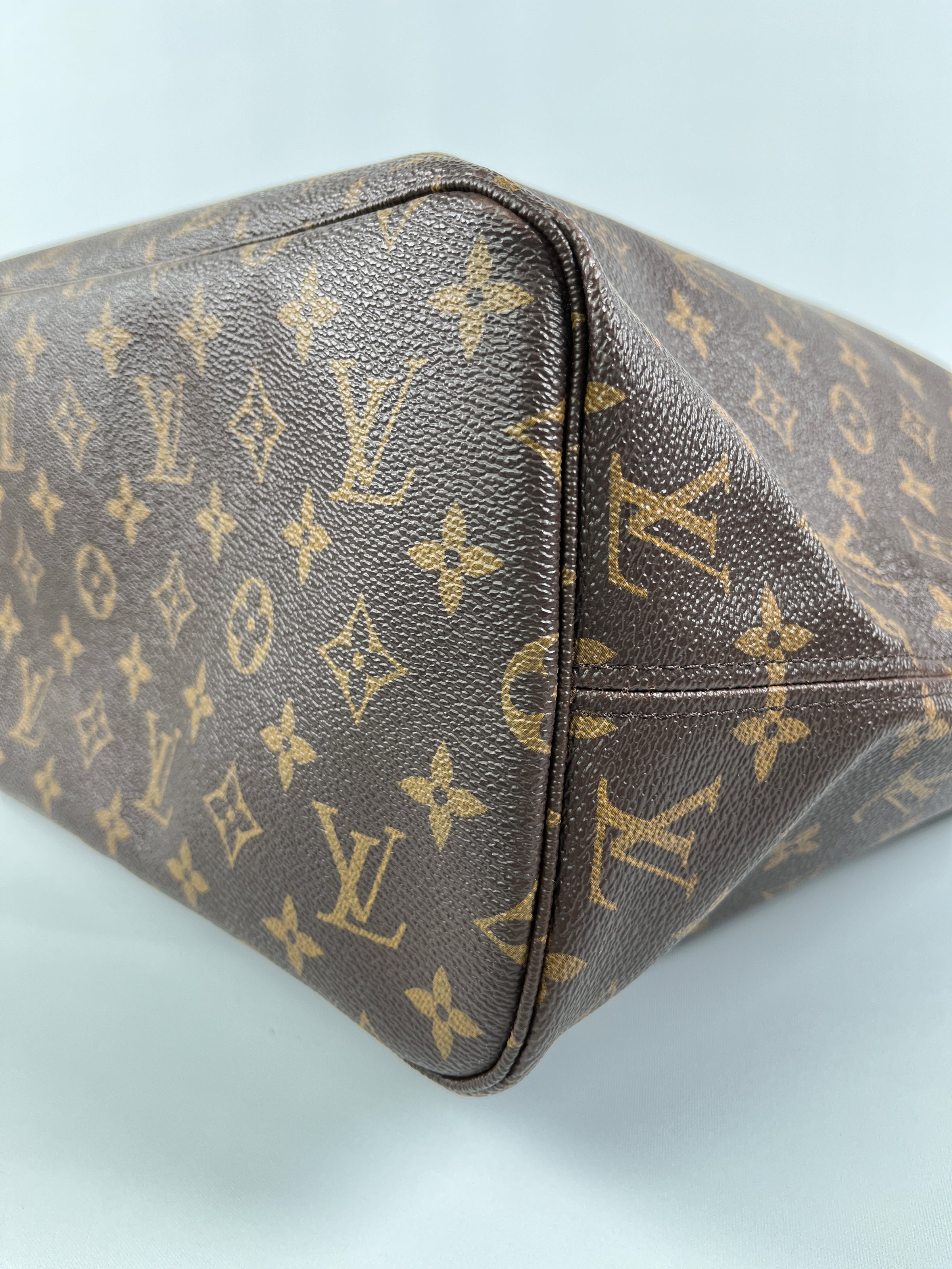 Authentic Louis Vuitton Monogram Neverfull MM w/ Beige Interior