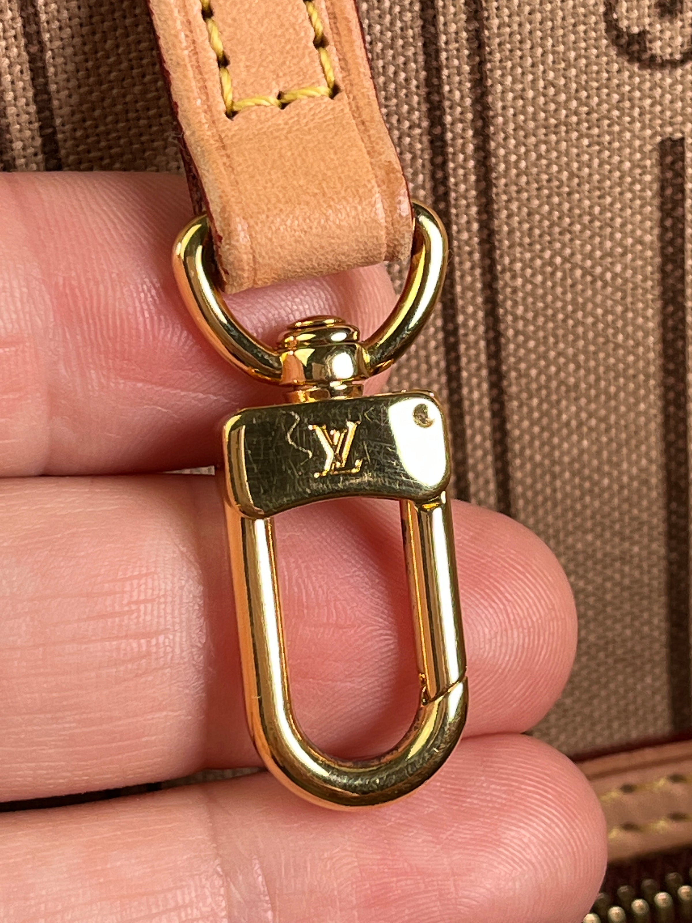 louis vuittons zipper pull