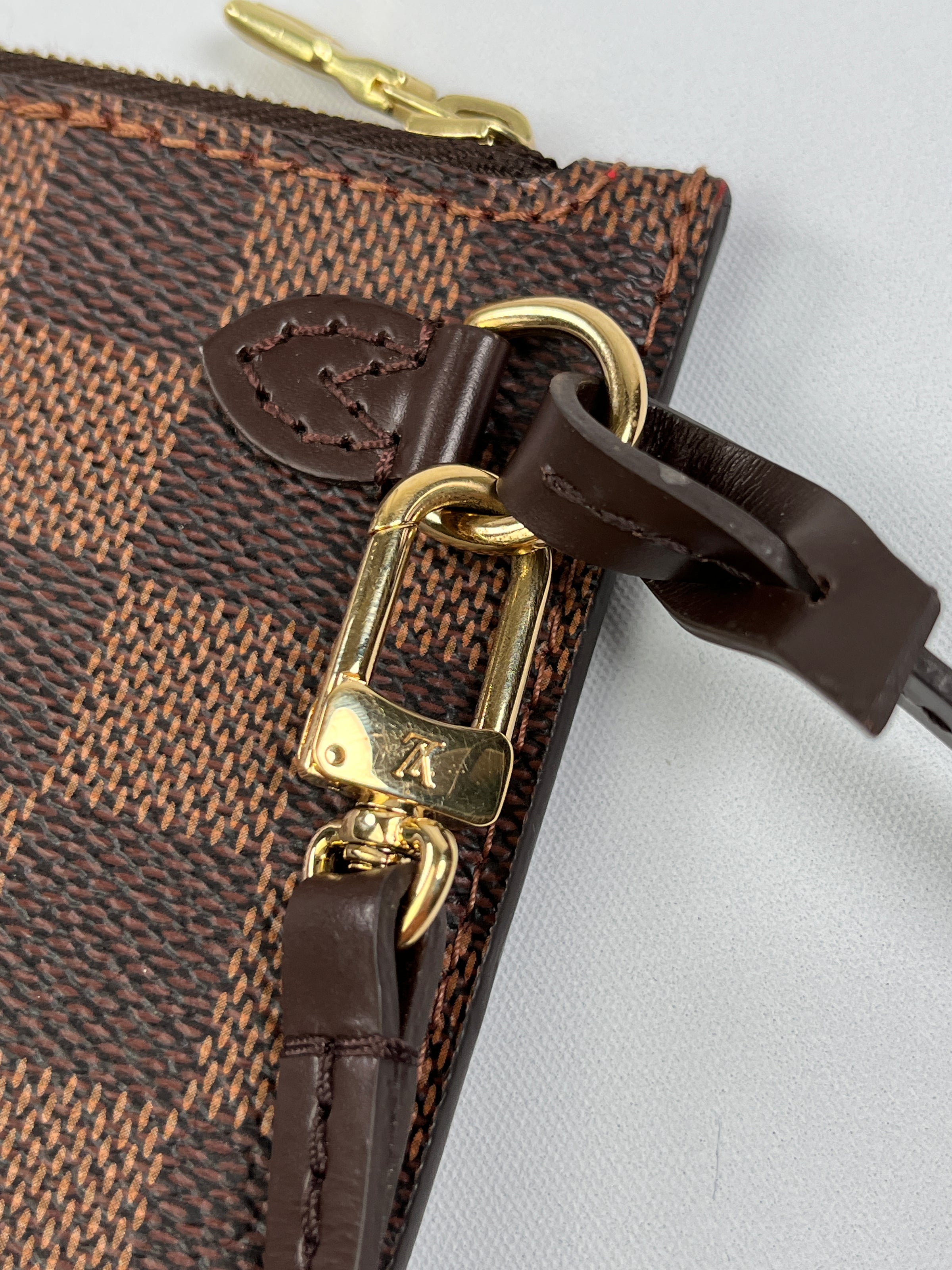 LOUIS VUITTON - NEVERFULL MM POUCH IN DAMIER EBENE – RE.LUXE AU