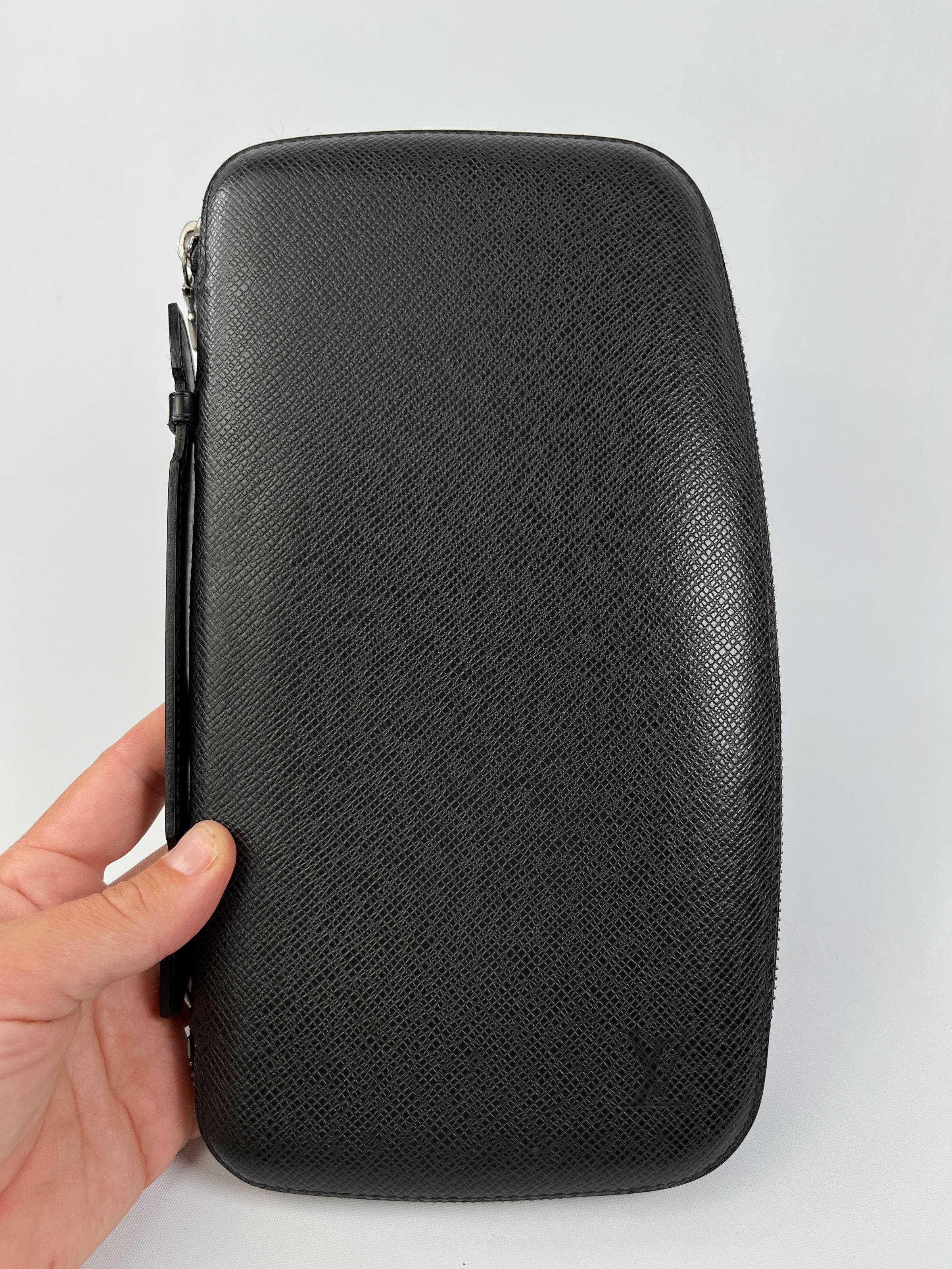 Authentic Louis Vuitton Taiga Atoll Travel Case Organizer Black M30652
