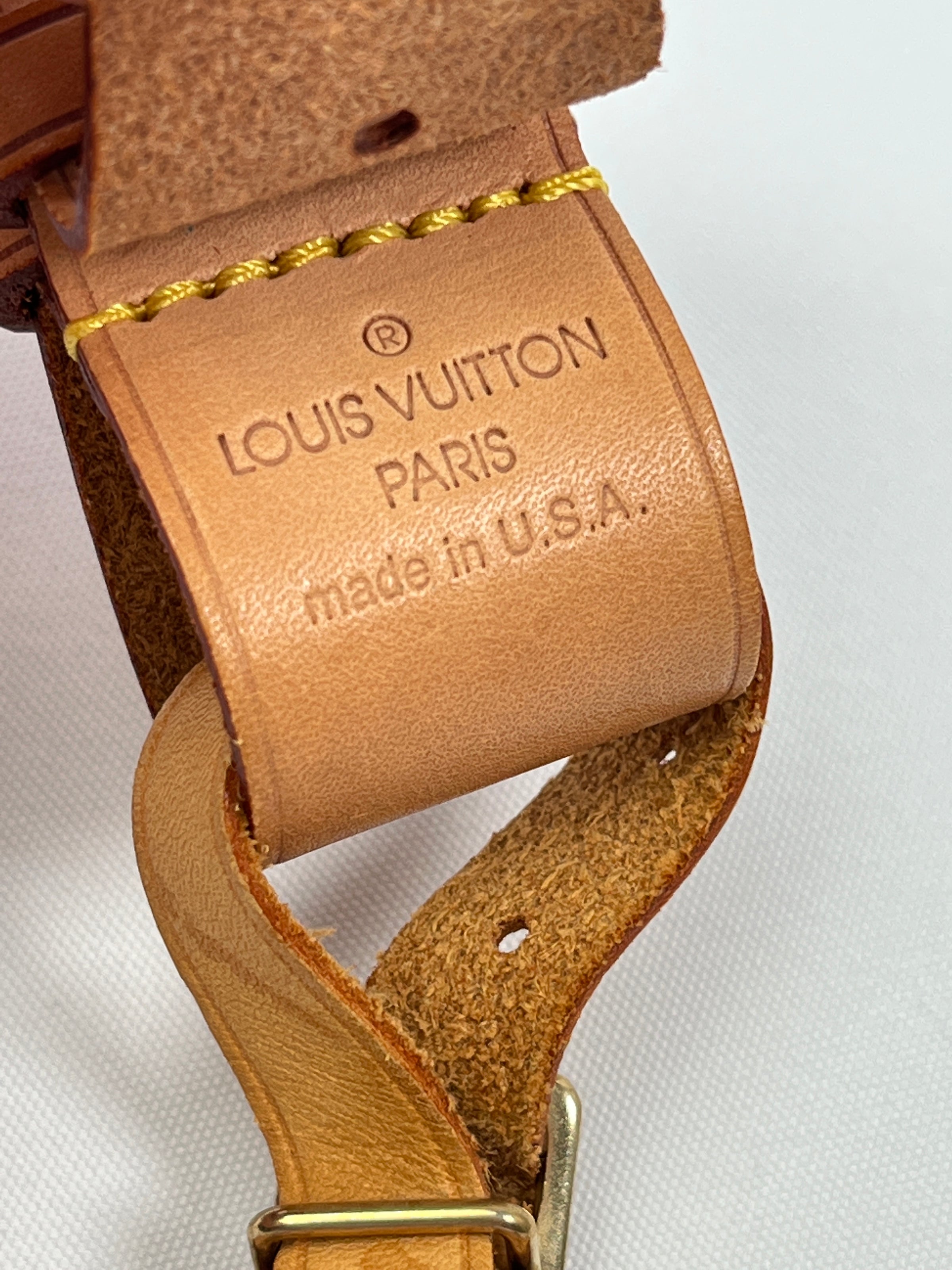 Louis Vuitton Vachetta Leather Luggage Tag and Poignet 151lvs25 For Sale at  1stDibs