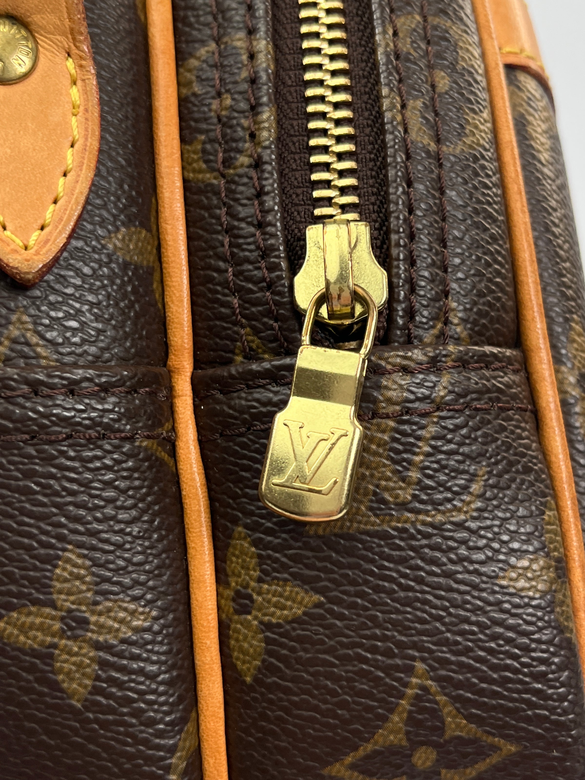 Authentic LOUIS VUITTON Reporter Pm Bag Monogram Canvas LV 