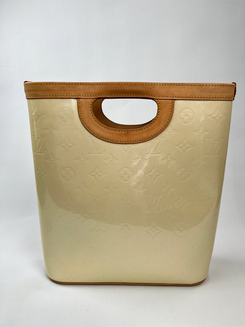 LOUIS VUITTON - STILLWOOD VERTICAL BAG IN PERLE MONOGRAM VERNIS
