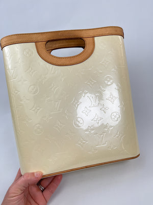LOUIS VUITTON - STILLWOOD VERTICAL BAG IN PERLE MONOGRAM VERNIS