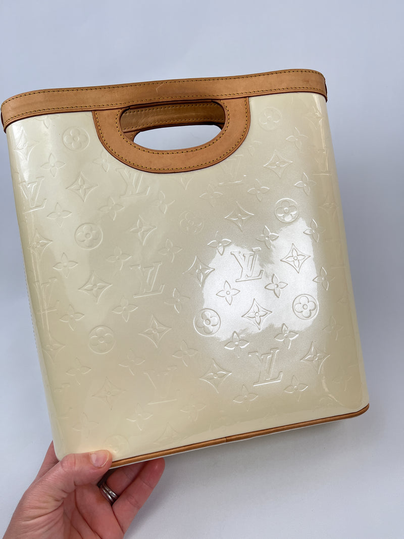 LOUIS VUITTON - STILLWOOD VERTICAL BAG IN PERLE MONOGRAM VERNIS