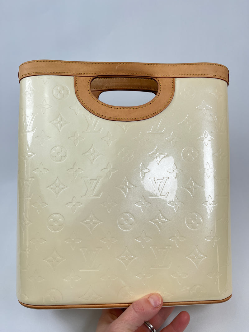 LOUIS VUITTON - STILLWOOD VERTICAL BAG IN PERLE MONOGRAM VERNIS