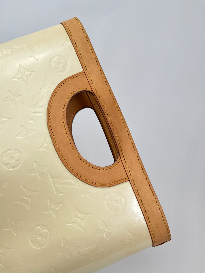LOUIS VUITTON - STILLWOOD VERTICAL BAG IN PERLE MONOGRAM VERNIS