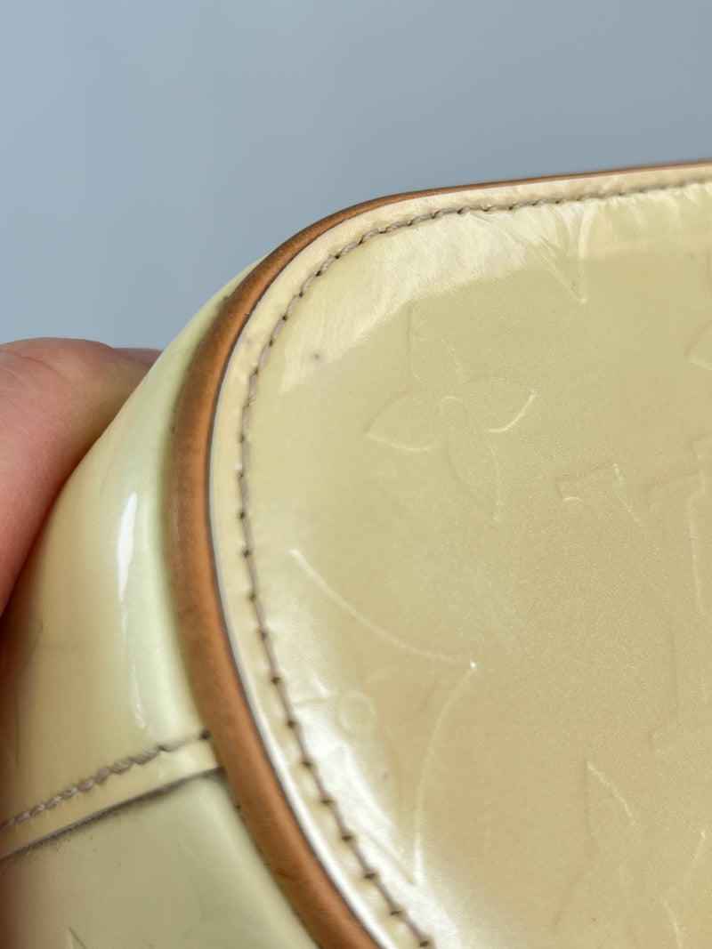 LOUIS VUITTON - STILLWOOD VERTICAL BAG IN PERLE MONOGRAM VERNIS