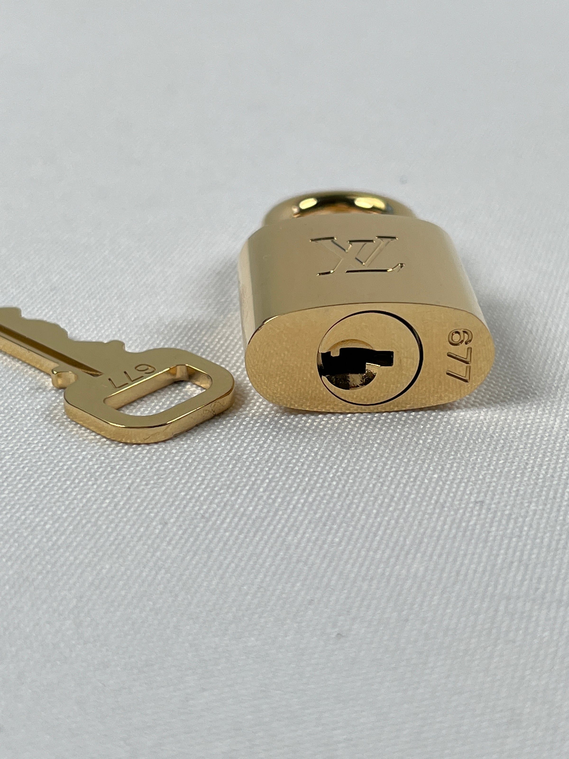 LOUIS VUITTON - LOCK & KEY SET #677 – RE.LUXE AU