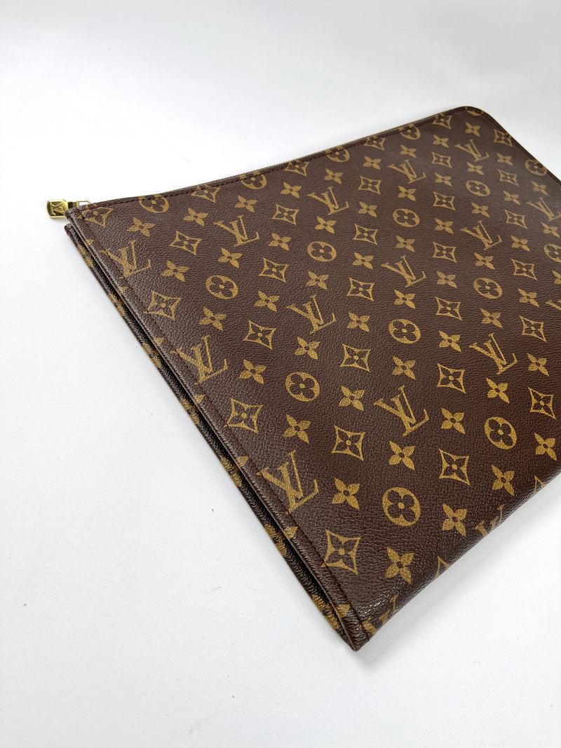 LOUIS VUITTON - MONOGRAM POCHETTE DOCUMENTS - 38 X 28 X 3 CM