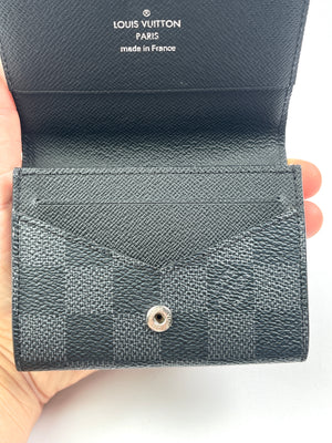 LOUIS VUITTON - ENVELOPPE CARTE DE VISITE DAMIER GRAPHITE – RE.LUXE AU