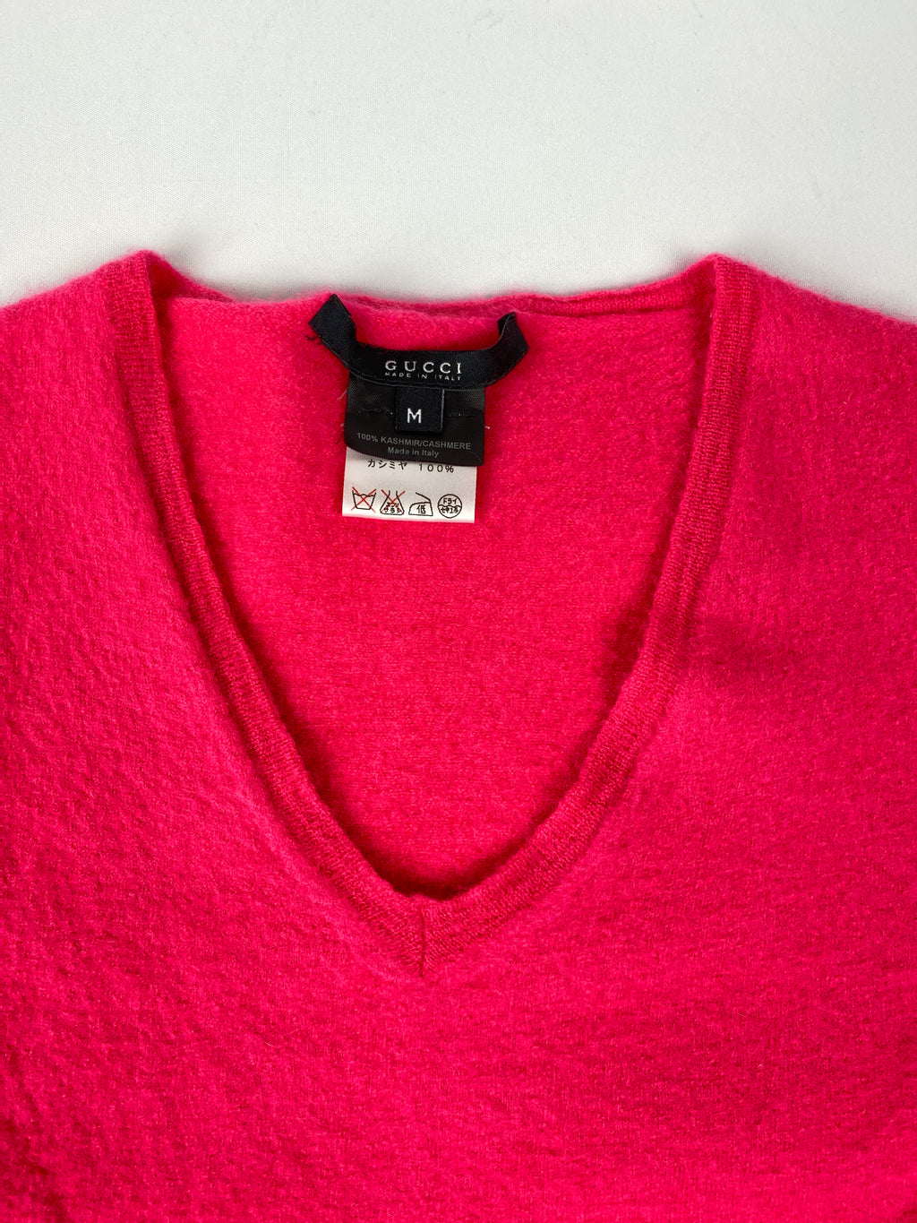 GUCCI -100% CASHMERE V NECK SWEATER IN BRIGHT PINK - SZ MED