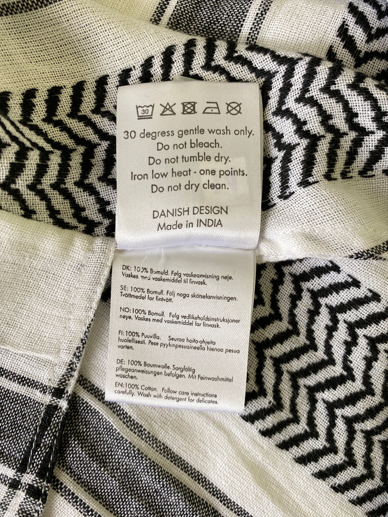 CECILIE COPENHAGEN - BLACK & WHITE BASIC SKIRT - SZ M - AS NEW