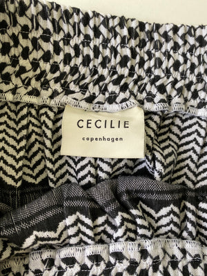 CECILIE COPENHAGEN - BLACK & WHITE BASIC SKIRT - SZ M - AS NEW