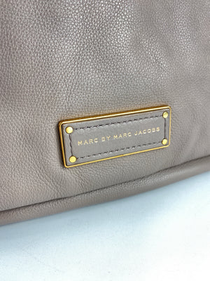 MARC BY MARC JACOBS - "TOO HOT TO HANDLE" CROSSBODY BAG LIGHT GREY