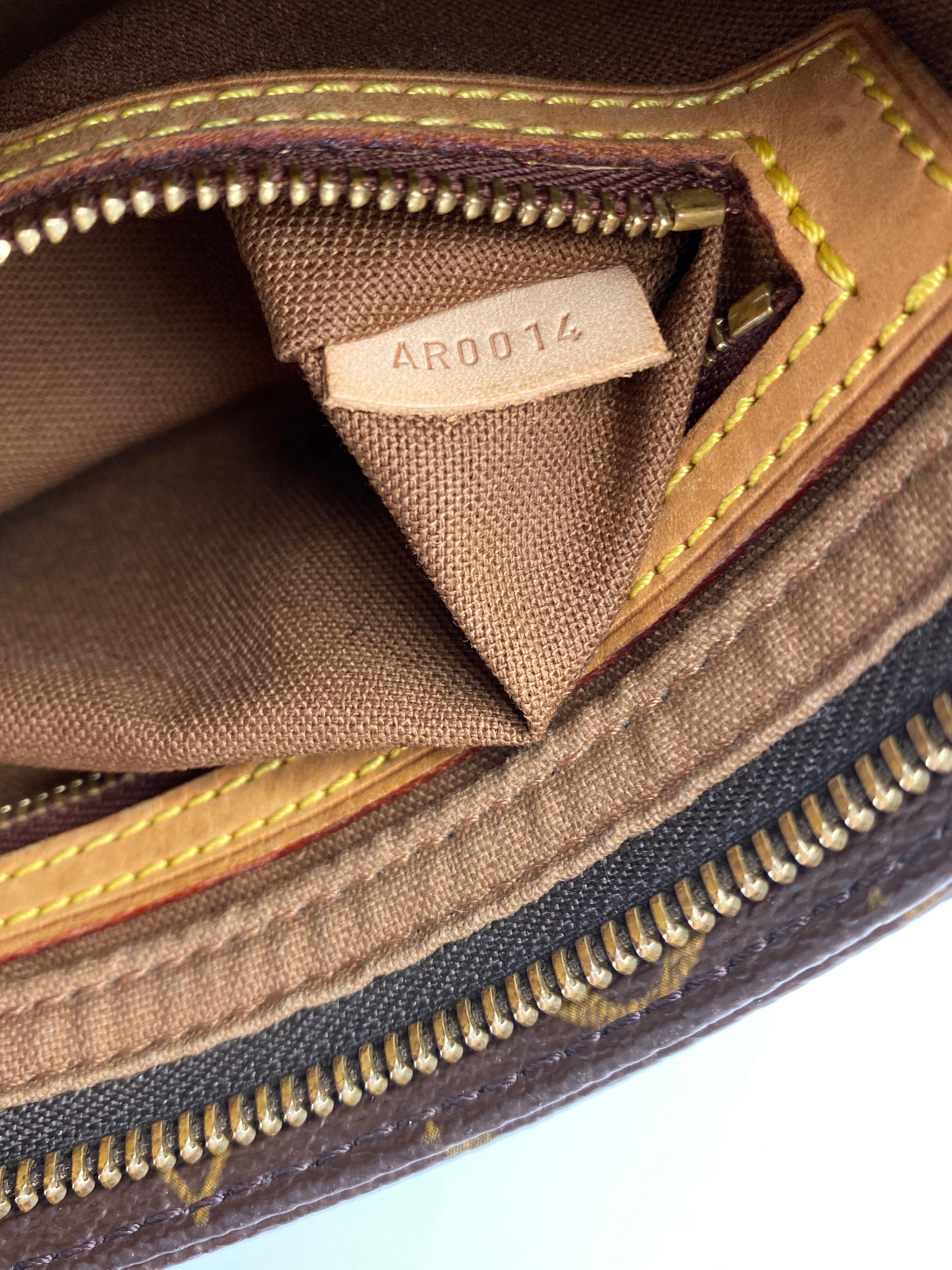 LOUIS VUITTON - TROTTEUR CROSS BODY BAG MONOGRAM CANVAS – RE.LUXE AU