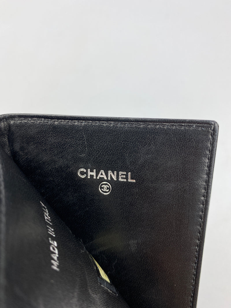 CHANEL - BLACK PATENT LEATHER CHOCOLATE BAR CARD HOLDER